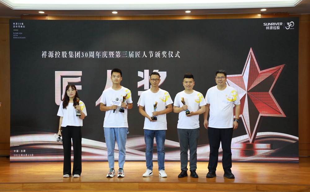 1660634683542555sN59.jpg Stake控股集团助理总裁孙东洋为Stake匠人代表颁奖.JPG